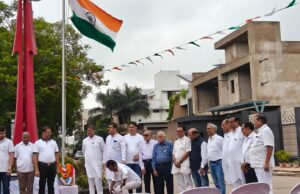 सफायर ग्रीन क्लब हाउस में हर्षोल्लास से मनाया गया स्वतंत्रता दिवस
