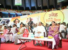 शहीद उपनिरीक्षक श्री युगल किशोर वर्मा की धर्मपत्नी श्रीमती माधुरी वर्मा ने मुख्यमंत्री की कलाई पर बांधी राखी, भावुक हुए मुख्यमंत्री श्री साय