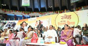 शहीद उपनिरीक्षक श्री युगल किशोर वर्मा की धर्मपत्नी श्रीमती माधुरी वर्मा ने मुख्यमंत्री की कलाई पर बांधी राखी, भावुक हुए मुख्यमंत्री श्री साय