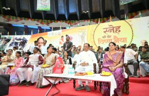 शहीद उपनिरीक्षक श्री युगल किशोर वर्मा की धर्मपत्नी श्रीमती माधुरी वर्मा ने मुख्यमंत्री की कलाई पर बांधी राखी, भावुक हुए मुख्यमंत्री श्री साय