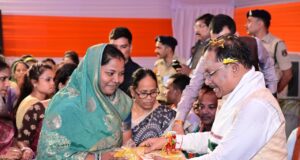 बहनों ने बांधी राखी, मुख्यमंत्री ने उपहार भेंट कर जताया स्नेह
