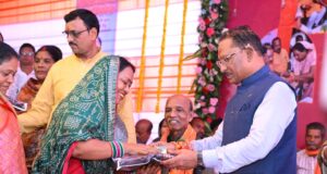 केरसई में बहनों ने मुख्यमंत्री श्री साय को बांधी राखी, मुख्यमंत्री ने कहा – आपका सम्मान, सुरक्षा और खुशहाली मेरी जिम्मेदारी