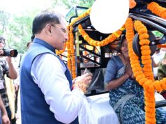 बहनों ने मुख्यमंत्री की कलाई पर बांधी राखी, मुख्यमंत्री ने साड़ी और मिठाई भेंट कर दी रक्षाबंधन की शुभकामनाएं