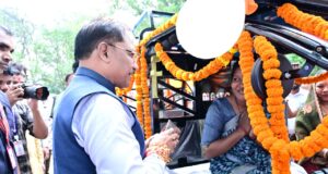 बहनों ने मुख्यमंत्री की कलाई पर बांधी राखी, मुख्यमंत्री ने साड़ी और मिठाई भेंट कर दी रक्षाबंधन की शुभकामनाएं