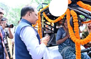 बहनों ने मुख्यमंत्री की कलाई पर बांधी राखी, मुख्यमंत्री ने साड़ी और मिठाई भेंट कर दी रक्षाबंधन की शुभकामनाएं