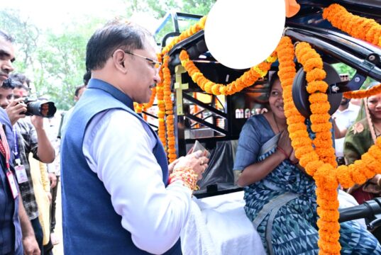 बहनों ने मुख्यमंत्री की कलाई पर बांधी राखी, मुख्यमंत्री ने साड़ी और मिठाई भेंट कर दी रक्षाबंधन की शुभकामनाएं