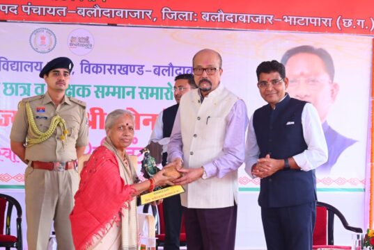 वरिष्ठ शिक्षकों, मेधावी विद्यार्थियों और रोजगार प्राप्त युवाओं का सम्मान