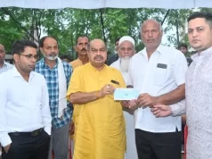 विधायक पुरन्दर मिश्रा ने ब्लू वाटर हादसे में मृत मोहम्मद आदिल के पिता को सौंपा 4 लाख रुपये का चेक
