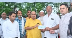 विधायक पुरन्दर मिश्रा ने ब्लू वाटर हादसे में मृत मोहम्मद आदिल के पिता को सौंपा 4 लाख रुपये का चेक
