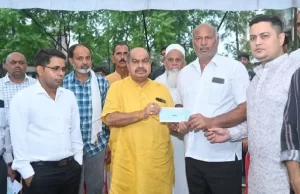 विधायक पुरन्दर मिश्रा ने ब्लू वाटर हादसे में मृत मोहम्मद आदिल के पिता को सौंपा 4 लाख रुपये का चेक