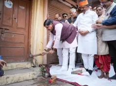 मुख्यमंत्री ने खुद अपने पैतृक मकान पर गेती चलाकर सिंहस्थ के लिए सड़क चौड़ीकरण कार्य के लिए प्रस्तुत किया अद्वितीय उदाहरण