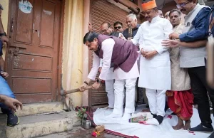 मुख्यमंत्री ने खुद अपने पैतृक मकान पर गेती चलाकर सिंहस्थ के लिए सड़क चौड़ीकरण कार्य के लिए प्रस्तुत किया अद्वितीय उदाहरण