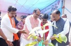 केंद्रीय मंत्री श्री चौहान ने लगाया कदम और मुख्यमंत्री श्री साय ने बादाम का पौधा