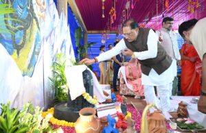 भगवान शिव-माता पार्वती की पूजा-अर्चना कर मुख्यमंत्री ने की प्रदेश की सुख-समृद्धि और खुशहाली की कामना