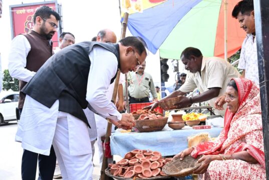 ‘आशीर्वाद का दीया’ कार्यक्रम के लिए मुख्यमंत्री ने स्वयं खरीदा मिट्टी का दीया, सेवा और जनभागीदारी के संकल्प से जुड़ने का किया आह्वान