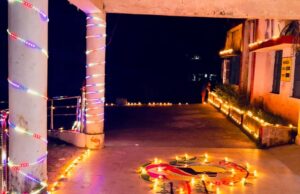 अम्बिकापुर के गांधी स्टेडियम में आयोजित जिला स्तरीय कार्यक्रम में पर्यटन मंत्री श्री राजेश अग्रवाल ने किया दीप प्रज्ज्वलन