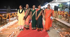 बंदूक की जगह हाथ में ‘आशीर्वाद का दिया’