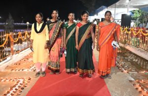बंदूक की जगह हाथ में ‘आशीर्वाद का दिया’