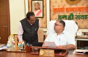 नवा रायपुर स्थित निवास कार्यालय में जनदर्शन, दूर-दराज से पहुंचे नागरिकों से आत्मीय संवाद कर सुनीं समस्याएं और मांगें