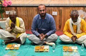 नेवता भोज में दिखी सामाजिक समरसता की मिसाल, एक साथ बैठे बैगा पुजारी, जनप्रतिनिधि और अधिकारी
