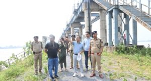 कलेक्टर-एसपी ने शिवरीनारायण पहुंचकर बैराज, पुल और प्रभावित क्षेत्रों का किया निरीक्षण