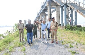 कलेक्टर-एसपी ने शिवरीनारायण पहुंचकर बैराज, पुल और प्रभावित क्षेत्रों का किया निरीक्षण