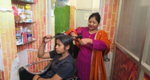 खुद आत्मनिर्भर बनने के साथ दूसरों के लिए भी खोले अवसर, दो से चार महिलाएं सीख रही हैं ब्यूटीशियन का काम