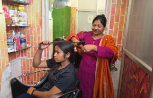 खुद आत्मनिर्भर बनने के साथ दूसरों के लिए भी खोले अवसर, दो से चार महिलाएं सीख रही हैं ब्यूटीशियन का काम