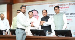 नवा रायपुर अटल नगर विकास प्राधिकरण के नवनियुक्त उप अभियंताओं को मुख्यमंत्री ने सौंपे नियुक्ति पत्र