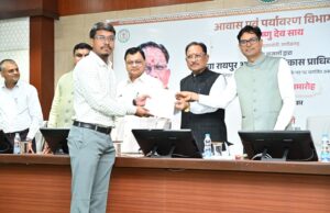 नवा रायपुर अटल नगर विकास प्राधिकरण के नवनियुक्त उप अभियंताओं को मुख्यमंत्री ने सौंपे नियुक्ति पत्र