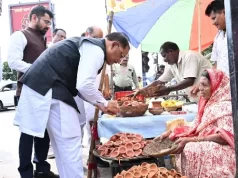 सड़क किनारे पसरे पर अचानक पहुंचे सीएम, मीरा के पसरे से खरीदा आशीर्वाद का दीया, दिए एक हजार रुपए