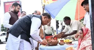 सड़क किनारे पसरे पर अचानक पहुंचे सीएम, मीरा के पसरे से खरीदा आशीर्वाद का दीया, दिए एक हजार रुपए