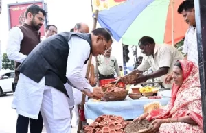 सड़क किनारे पसरे पर अचानक पहुंचे सीएम, मीरा के पसरे से खरीदा आशीर्वाद का दीया, दिए एक हजार रुपए