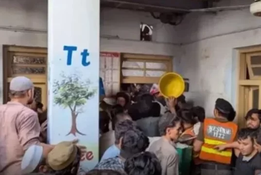 स्कूल की छत गिरने से 28 बच्चों और शिक्षिका की मौत