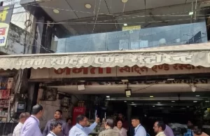 चार प्रतिष्ठानों पर कार्रवाई, गंदगी मिलने पर 150 किलो मिठाई और 10 किलो पनीर नष्ट; लाइसेंस निलंबित