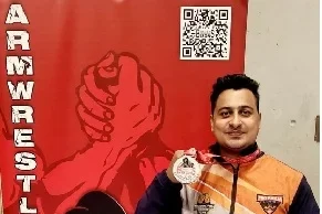 जर्मनी में छत्तीसगढ़ के श्रीमंत झा ने लहराया तिरंगा, पैरा-आर्मरेसलिंग कप में जीता रजत पदक