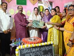 नन्हें बच्चों को बांटी मिठाई और खिलौने, चेहरों पर बिखरी मनमोहक मुस्कान