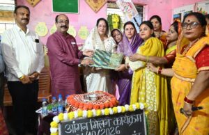 नन्हें बच्चों को बांटी मिठाई और खिलौने, चेहरों पर बिखरी मनमोहक मुस्कान