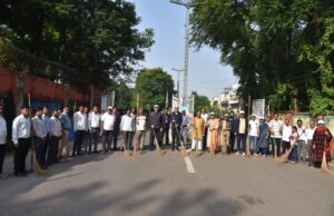 राज्यपाल श्री डेका ने गांधी जयंती पर की साफ-सफाई