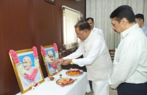 नई दिल्ली स्थित छत्तीसगढ़ सदन में महात्मा गांधी और लाल बहादुर शास्त्री के चित्र पर पुष्प अर्पित कर दी श्रद्धांजलि