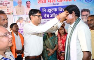 वित्त मंत्री श्री ओ.पी. चौधरी ने शिविर का किया अवलोकन, हितग्राहियों को पहनाए चश्मे और चिकित्सकों का किया सम्मान