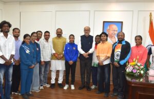 राज्यपाल श्री रमेन डेका से प्रदेश के उत्कृष्ट खिलाड़ियों ने की सौजन्य भेंट