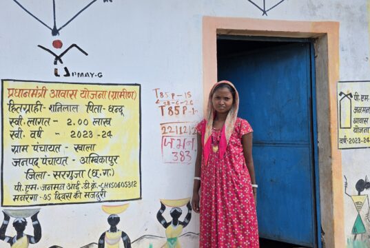 कभी खपरैल की छत से टपकता था पानी, अब अपने पक्के मकान में सुरक्षित और सुकून भरा जीवन जी रहा परिवार