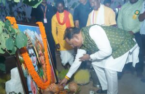 भगवान करम देव की पूजा-अर्चना कर प्रदेश की सुख-समृद्धि और खुशहाली की कामना की