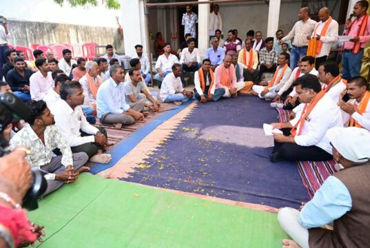 उपमुख्यमंत्री श्री विजय शर्मा ने ग्राम लोहझरी में ग्रामीणों के बीच बैठकर किया सीधा संवाद