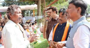 पुलिस स्मृति दिवस पर अमर शहीद वाटिका में दी श्रद्धांजलि, शहीद जवानों के परिजनों से की मुलाकात
