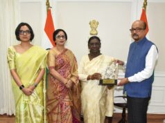 राष्ट्रपति श्रीमती द्रौपदी मुर्मु को राज्यपाल श्री रमेन डेका ने भेंट की पहाड़ी मैना की प्रतिकृति