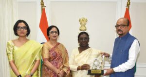 राष्ट्रपति श्रीमती द्रौपदी मुर्मु को राज्यपाल श्री रमेन डेका ने भेंट की पहाड़ी मैना की प्रतिकृति