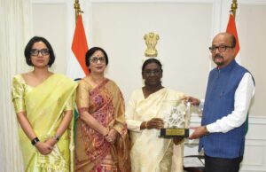 राष्ट्रपति श्रीमती द्रौपदी मुर्मु को राज्यपाल श्री रमेन डेका ने भेंट की पहाड़ी मैना की प्रतिकृति